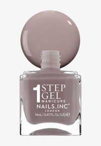 Nails Inc. 1 Step Gel Maniküre in Taupe, untergebracht in einer klaren Glasflasche mit rundem Deckel. Inhalt: 14ml. Glatte Textur, glänzendes Finish.