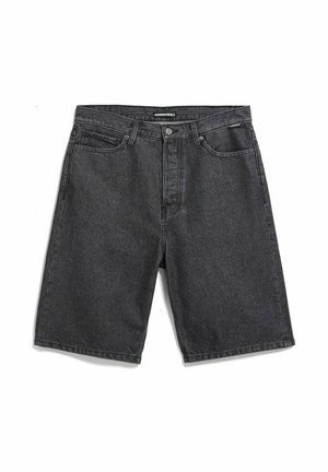 Zwarte denimshorts met voorste knoop, lussen voor een riem en ontwerp met vijf zakken liggen plat op een witte achtergrond.