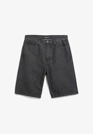 Zwarte denimshorts met voorste knoop, lussen voor een riem en ontwerp met vijf zakken liggen plat op een witte achtergrond.