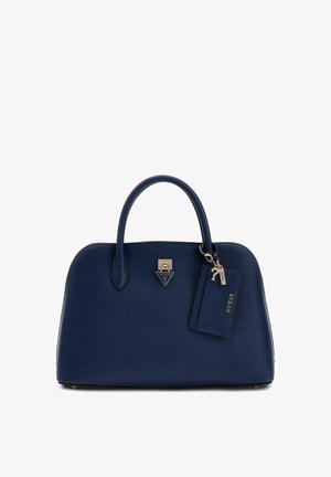 Sac à main texturé bleu marine avec doubles poignées, logo métallique triangulaire Guess, et étiquette rectangulaire attachée avec détails de porte-clés.