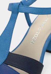 Μπλε και ναυτικό σανδάλι με λουράκια και υφή, που διαθέτει τακούνι block και διακριτικό λογότυπο σε μπεζ σόλα.