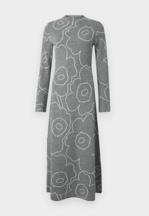 Šedé midi šaty s dlhým rukávom so vzorom veľkých kvetov s bielym obrysom a vysokým zaobleným výstrihom na jednofarebnom pozadí.