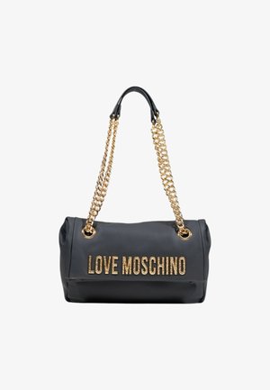 Schwarze Handtasche aus Kunstleder mit goldenen Kettenakzenten und „LOVE MOSCHINO“ in goldenen Buchstaben auf der Vorderseite. Strukturierte, runde Form.