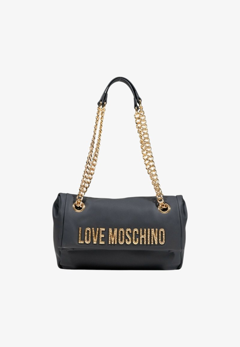 Borsa a tracolla in finta pelle nera con accenti in catena dorata e la scritta "LOVE MOSCHINO" in lettere dorate sulla parte anteriore. Forma strutturata e tondeggiante.