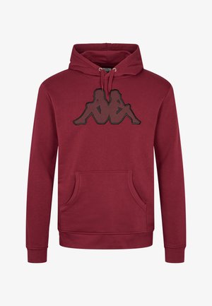 Bordeaux hoodie i mjukt material, med en framficka i kengurustil, dragsko i huvan och en svart logotypgrafik på bröstet.