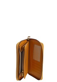 Cartera marrón de cuero con cremallera alrededor, abierta para mostrar ranura transparente para identificación, múltiples compartimentos para tarjetas y compartimento central con cremallera para monedas.