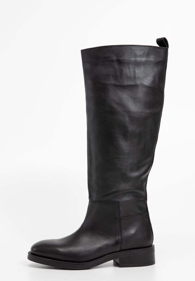 Schwarze Lederkniehohe Stiefel mit glatter Oberfläche, runder Spitze und niedrigem Blockabsatz; ausgestattet mit dezenten Nahtdetails und einer Zuglasche.