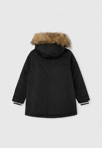 Černý vyp padded kabát s kapucí podšitou umělým kožešinou, dlouhými rukávy a pruhovanými manžetami. Hladký materiál s rovně střiženým designem a bez viditelných zapínání.