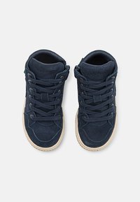 Scarpe high-top blu scuro in suede con lacci sul davanti, colletto imbottito, linguetta in mesh e suola in gomma crema.