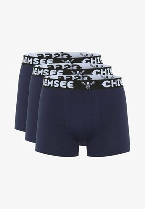 Drei Paar marineblaue Boxershorts mit einem schwarz-weißen elastischen Bund, der das Wort "CHiemsee" und ein Logo trägt.