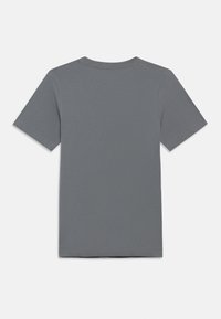 Sivá bavlnená tričko, krátke rukávy, okrúhly výstrih, jednoliata farba, jednoduchý zadný diel bez grafiky alebo vzorov, mäkká textúra.