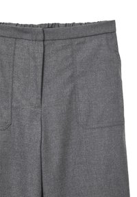 Pantaloni di lana grigi con fronte piatto, tasche laterali e una cintura elastica sul retro.