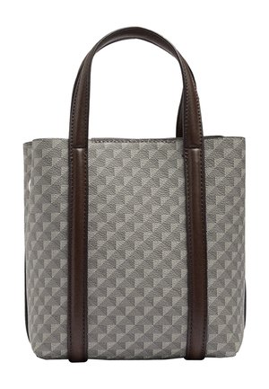 Szara teksturowana torba na ramię z ciemnobrązowymi skórzanymi uchwytami i pionowymi detalami z lamówki na białym tle.