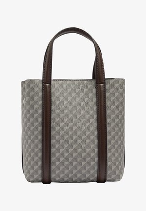 Szara teksturowana torba na ramię z ciemnobrązowymi skórzanymi uchwytami i pionowymi detalami z lamówki na białym tle.