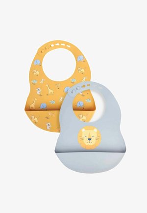 Twee siliconen slabbetjes voor baby's, één geel met meerdere dierenafdrukken en één grijs met een leeuwengezicht, allebei met voedselopvangzakjes.