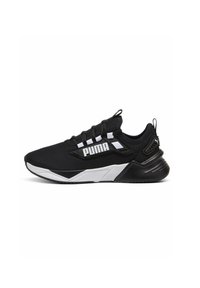 Zapatilla deportiva negra con parte superior de malla, logo de marca blanco, diseño texturizado, suela acolchada y acentos en contraste en negro y blanco.