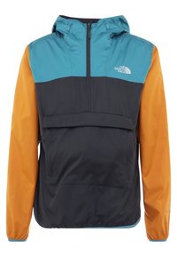 Veste à capuche North Face avec partie supérieure bleu sarcelle, torse noir, manches orange, demi-fermeture éclair frontale et grande poche zippée devant.