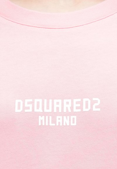 Svetloružová mikina z bavlny, s rebrovaným okrúhlym výstrihom a výrazným bielym nápisom "DSQUARED2 MILANO" na prednej strane.