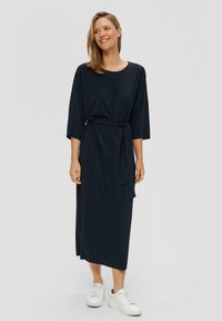 s.Oliver PLISSIERTES MIT BINDEGÜRTEL - Jerseykleid - navy