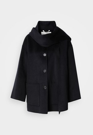 Μαύρο μάλλινο παλτό με φαρδιά γιακά τύπου κολάρο, τέσσερα κουμπιά και δύο μπροστινές τσέπες. Διαθέτει άνετη εφαρμογή και ελαφρώς στενή σιλουέτα.