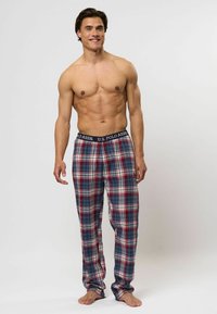 U.S. Polo Assn. geruite pyjamabroek in navy, rood en wit, met een elastische tailleband. Zacht materiaal met een zachte pasvorm, voorzien van een klassiek ruitpatroon.