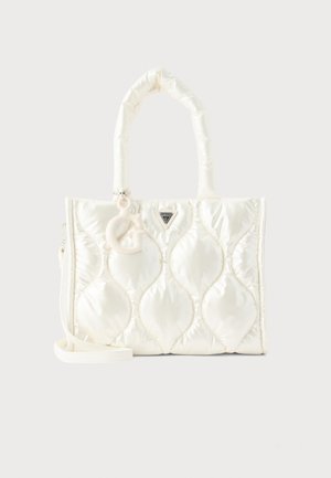 Sac à main blanc matelassé avec des poignées rembourrées, une bandoulière détachable, un pendentif circulaire et un petit logo métallique triangulaire sur le devant.