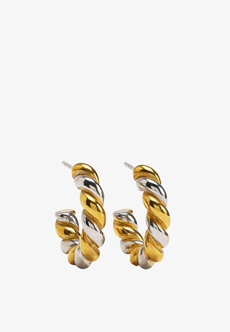 Skręcone kolczyki w kształcie obręczy z naprzemiennie polerowanymi złotymi i srebrnymi sekcjami, z zapięciem na styk, odbijające światło na białym tle.
