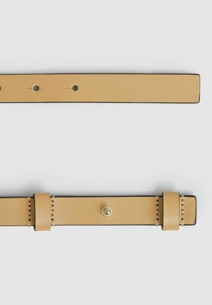 Höhenledergürtel mit glatter Textur, zwei verstellbaren Löchern und goldfarbenem Druckverschluss. Verfügt über schwarze Kanten und gestickte Akzente.