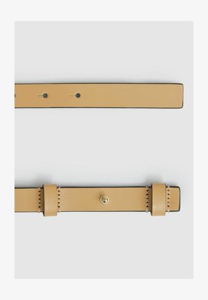 Höhenledergürtel mit glatter Textur, zwei verstellbaren Löchern und goldfarbenem Druckverschluss. Verfügt über schwarze Kanten und gestickte Akzente.