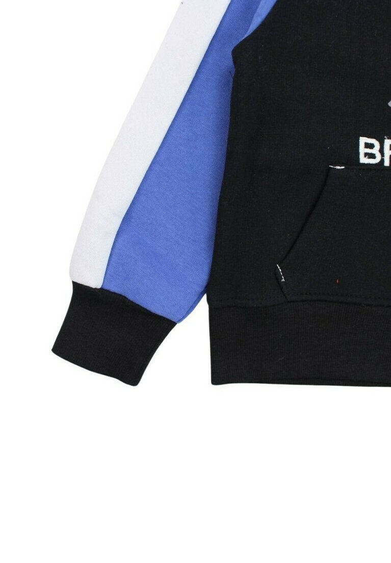 Sudadera colorida con una mezcla de secciones negras, azules y blancas; cuenta con un bolsillo frontal y bordado "BRAVE" en la parte delantera.