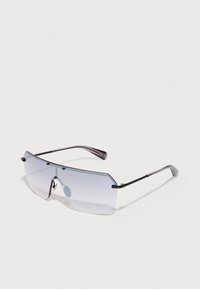 Óculos de sol com uma armação fina em metal preto, lentes grandes com gradiente transitando de cinza para transparente, e um design minimalista com detalhes subtis.