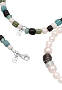 Perlearmbånd med grønne, sorte, hvide og blå perler, hvide perler, sølvlås og små sølvmærker med teksten "925."