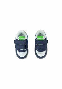 Scarpe per bambini di colore blu navy con accenti bianchi, realizzate in materiale sintetico. Presentano due cinturini in velcro e una progettazione della punta perforata per una migliore traspirabilità.