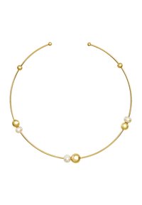 Guldtonet metal halskæde med et buet tråddesign, der har tre sfæriske perler og to hvide perler jævnt fordelt langs båndet.