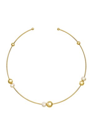 Gouden metalen ketting met een gebogen draadontwerp, featuring drie bolvormige kralen en twee witte parels gelijkmatig verdeeld langs de band.