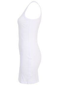 Weißes, geripptes Tankkleid mit schmalen Schulterträgern, figurbetonter Silhouette und knielangem Schnitt. Glatte Textur, minimale Details.