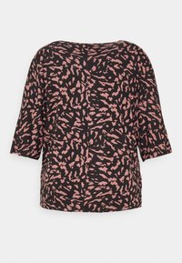 Top nero con una fantasia astratta rosa, vestibilità comoda con maniche larghe e una texture del tessuto liscia. Viene mostrata la vista posteriore.