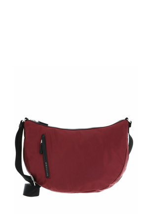 Sac à épaule en tissu rouge avec une forme courbée, présentant une poche zippée noire, une bandoulière ajustable et des accents en métal brillant.