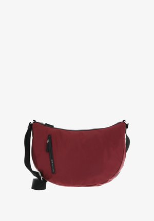 Sac à épaule en tissu rouge avec une forme courbée, présentant une poche zippée noire, une bandoulière ajustable et des accents en métal brillant.