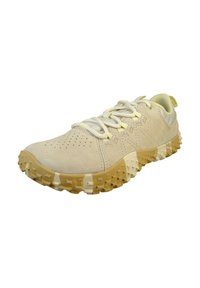 Beige Sportschuh mit einem Obermaterial aus Wildleder, strukturiertem Gummisohle und hellen Schnürsenkeln. Verfügt über Perforationen für Atmungsaktivität.
