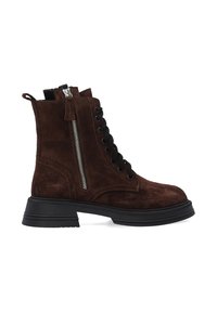 Hnědé semišové kotníkové boty s šněrováním na přední straně, bočním zipem, černou gumovou podrážkou a kontrastním prošitím.