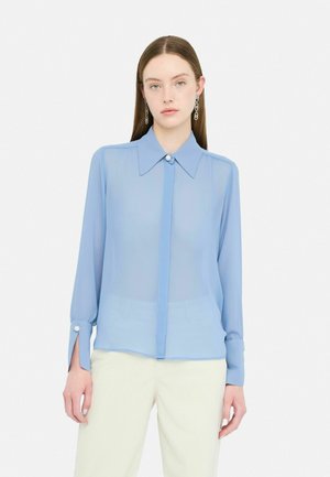 Lichtblauwe, doorschijnende blouse met een puntkraag, knopenrij aan de voorkant en lange mouwen met knoopaccenten bij de manchetten. Gladde textuur.