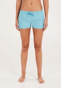 Šviesiai mėlyni maudymosi šortai su raišteliu juosmens srityje, pasižymintys lygiu paviršiumi ir prigludusia forma, tinkami kasdienei paplūdimio ar baseino aprangai.