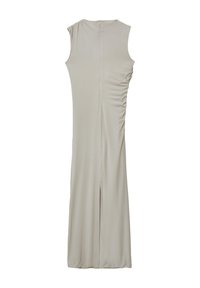 Langes, ärmelloses Kleid aus hellgrauem Stoff. Verfügt über ein gerafftes Seitendesign und einen Rückenschlitz für zusätzlichen Detailreichtum. Glatte Textur, minimalistischer Stil.