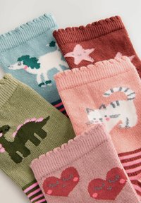 Bunte Kindersocken in verschiedenen Designs: Blau mit einem Einhorn, grün mit einem Dinosaurier, rosa mit einer Katze, rot mit einem Stern und rosa mit Herzen. Weicher Strickstoff.