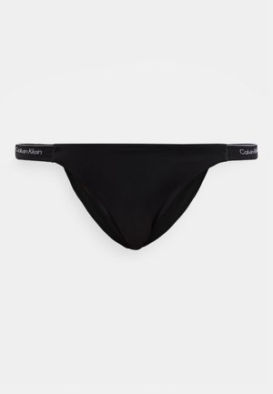 Braguitas de bikini Calvin Klein negras de tiro bajo con cintura elástica con logo sobre fondo blanco.