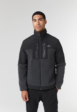 Čierna a šedá bunda s mäkkým, textúrovaným fleece telom, hladkými rukávmi, dvoma zipsovými vreckami na hrudi a vysokým golierom.
