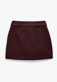 Falda burdeos de rayas con textura, que presenta una cintura ajustada y sutiles pliegues. Las rayas son de un color contrastante.