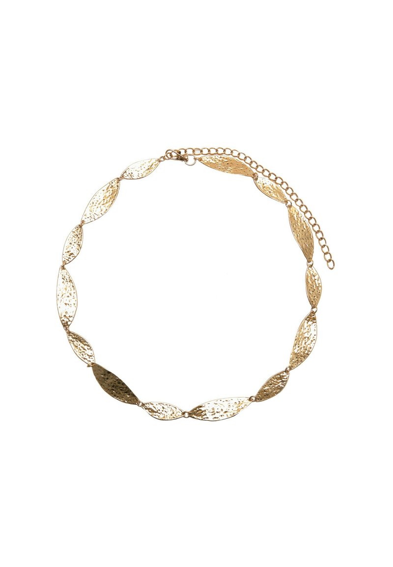 Collana d'oro con anelli ovali martellati, dotata di chiusura e catena regolabile per la lunghezza. Superficie texture con brillantezza riflettente.