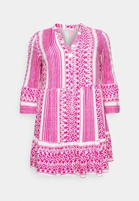 Vestido rosa y blanco con un patrón, escote en V, tapeta de botones y mangas de tres cuartos; presenta diseños geométricos y un dobladillo acampanado.